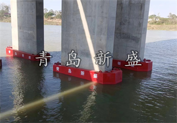  自浮式鋼覆復(fù)合材料多級(jí)消能護(hù)舷