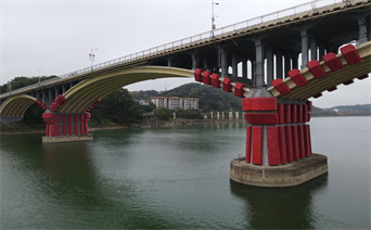 會(huì)龍山大橋采用固定式復(fù)合材料防撞塊